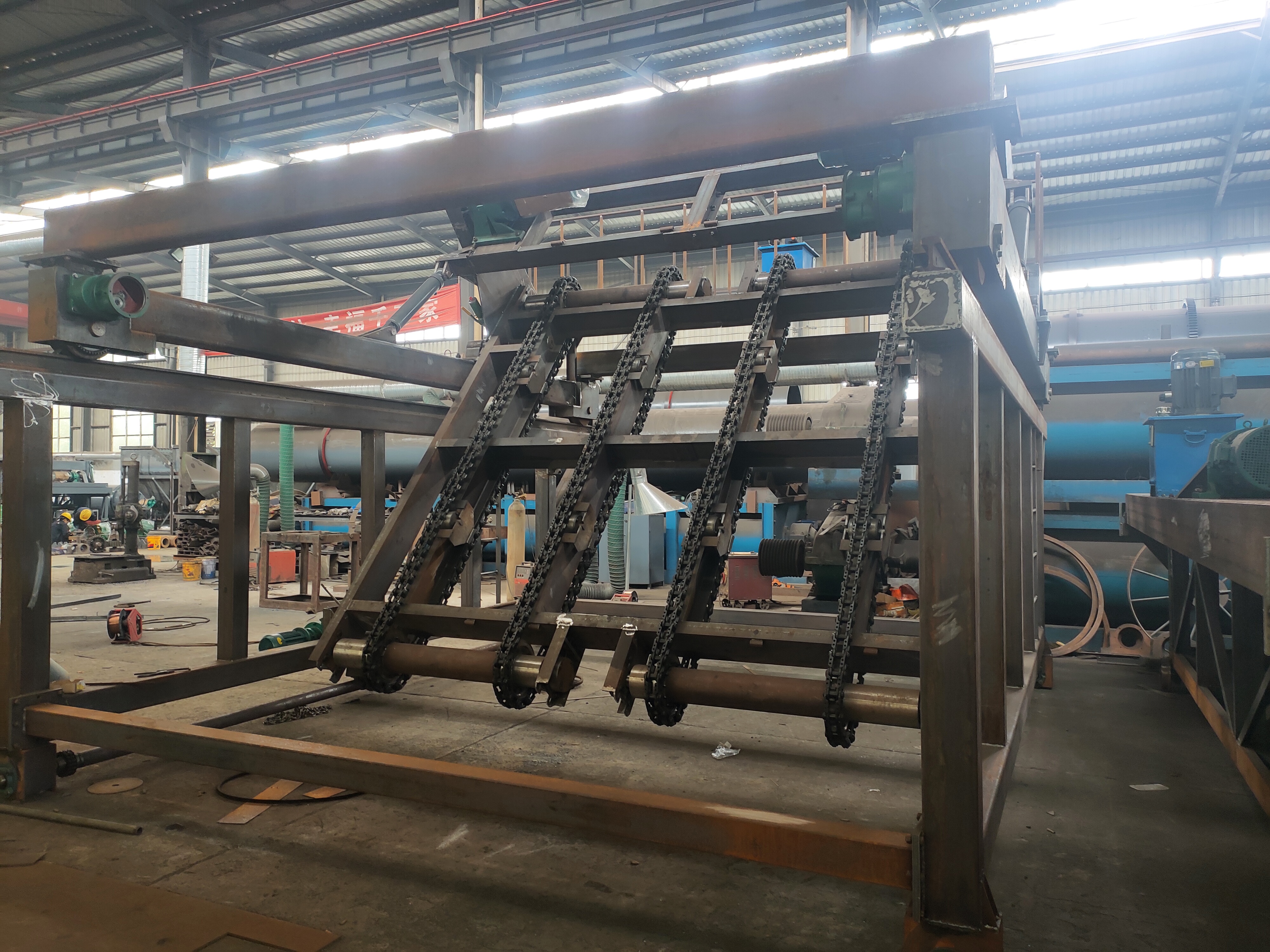 兩種常見的有機肥翻堆設(shè)備在功能和設(shè)計上存在一些區(qū)別(圖1) 兩種常見的有機肥翻堆設(shè)備在功能和設(shè)計上存在一些區(qū)別(圖1)